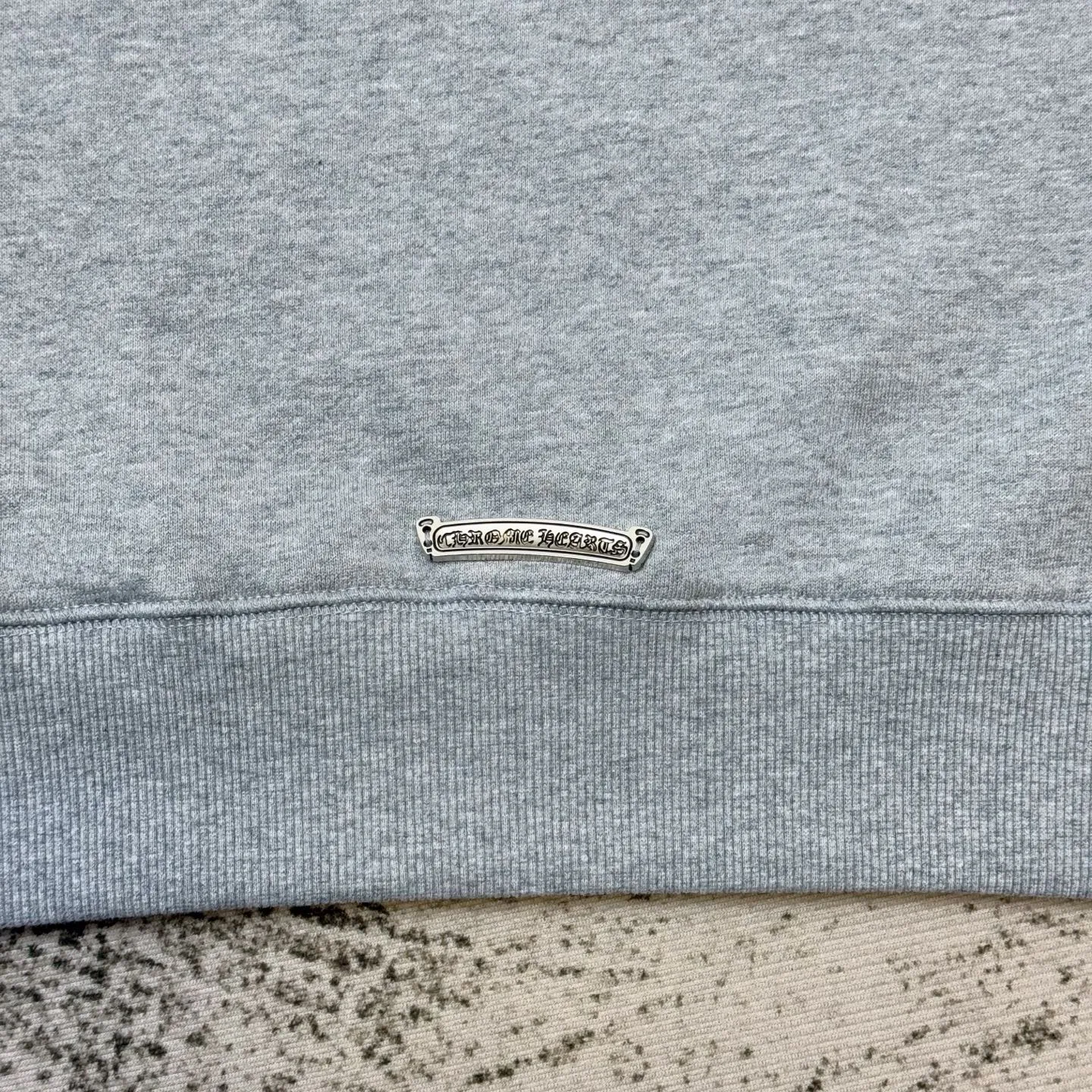 P220 Crowley logo embroidered round neck sweatshirt. Same style as ChromeHearts counters. Made of 400g double-ply double-yarn pure cotton fabric. 32-count double yarn. Very textured on the handle. Three-dimensional and atmospheric. Versatile and easy to wear in autumn. Simple and elegant. Adopts os version. The upper body effect is great. Suitable for all body types. Soft and comfortable. Offset CH letters on the front and horseshoe embroidery on the right. Small mark on the hem. Resistant to machine washing. Does not fade or deform. Complete accessories, original mold opening, perfect restoration of zp 2:1, same style for men and women, versatile and not picky, size s m l xl color gray